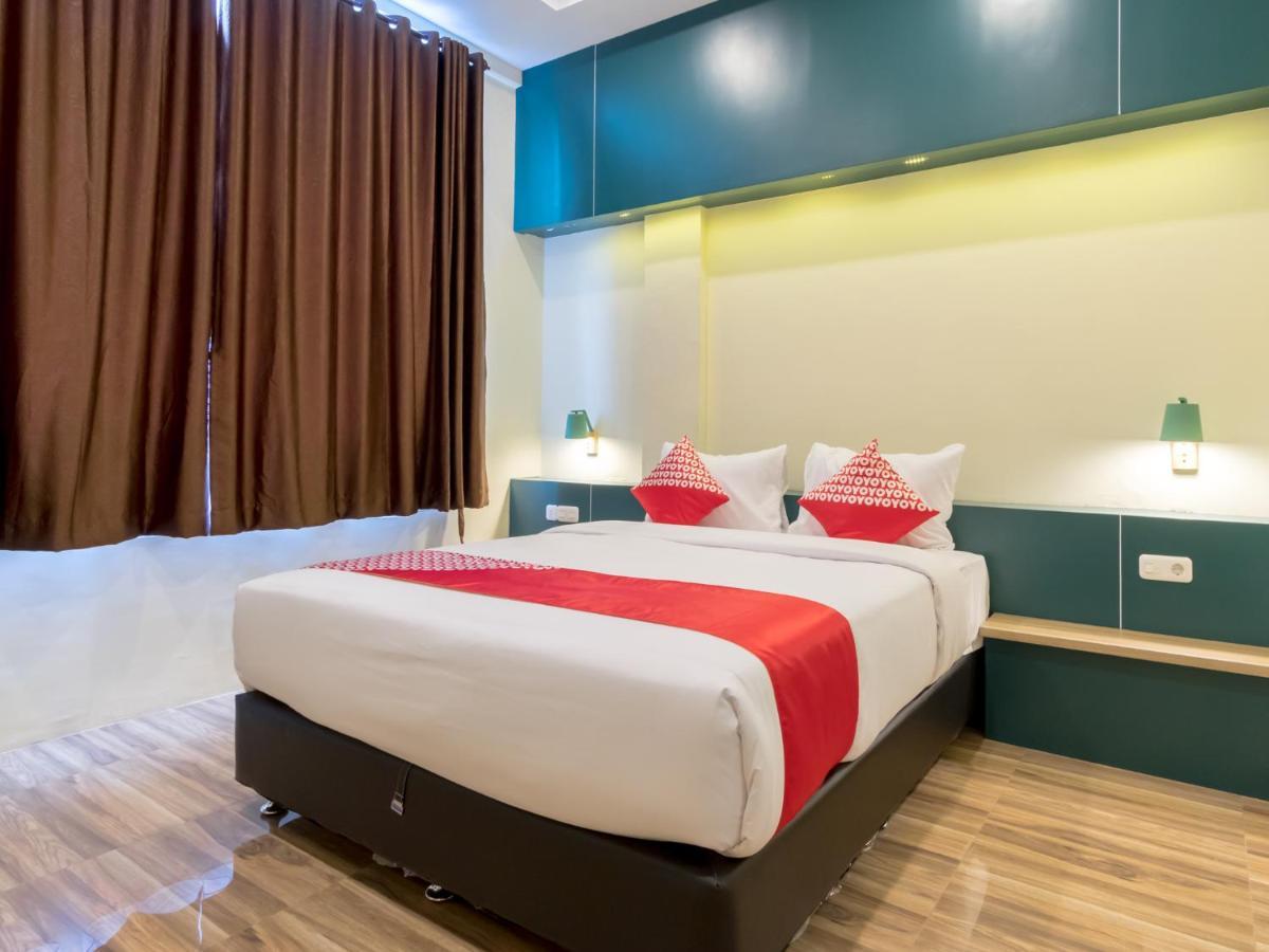 Oyo 727 Merlion Hotel Medan Exterior photo