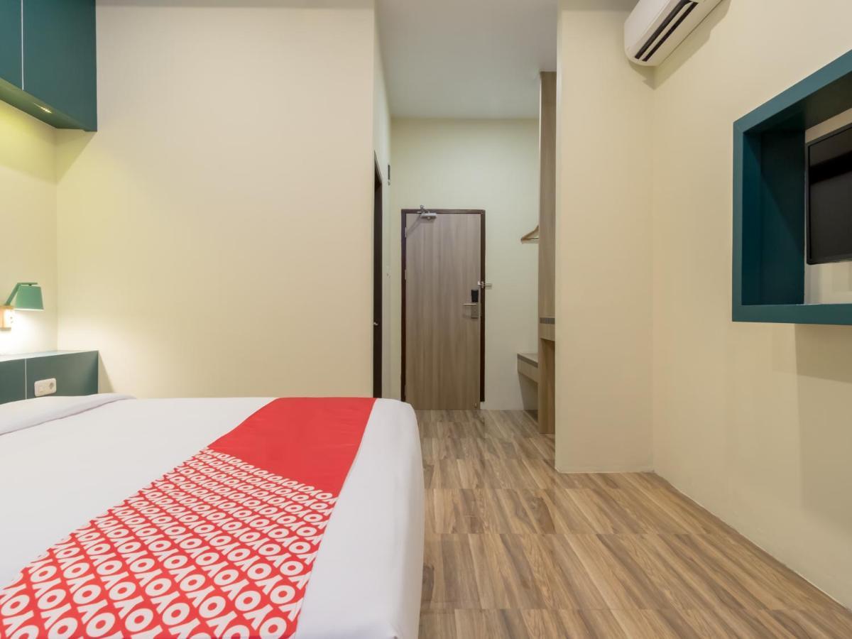 Oyo 727 Merlion Hotel Medan Exterior photo